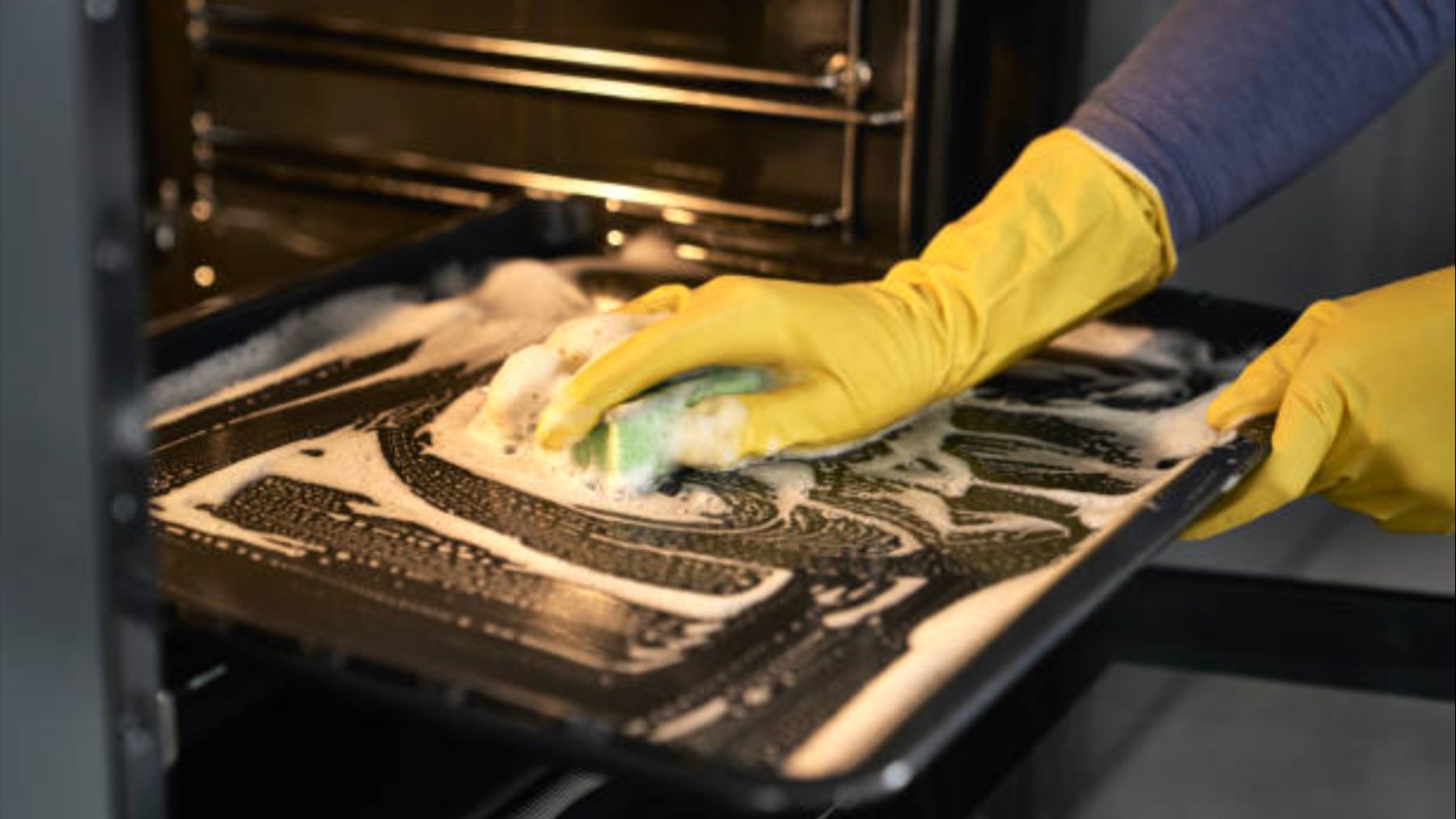 El truco para limpiar el horno sin esfuerzo y dejarlo como nuevo en minutos: parece magia