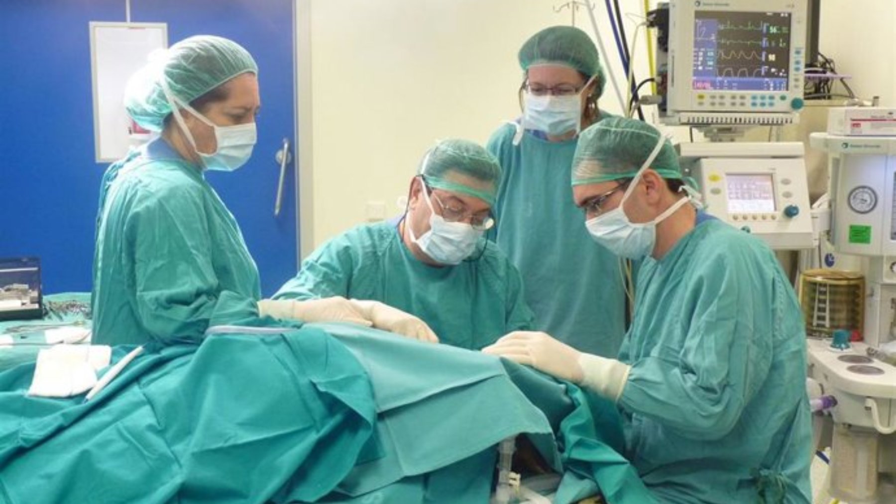 Cirujanos operando. (EP)