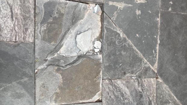 baldosas rompetobillos turistas