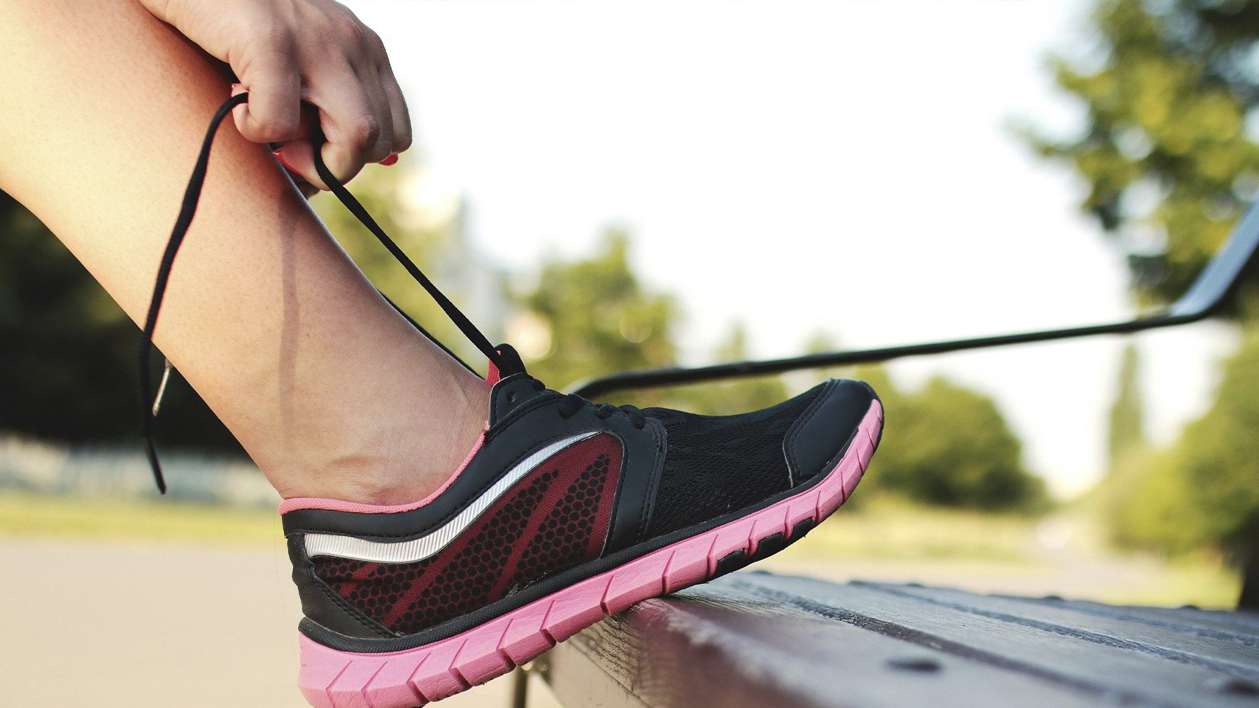 Ni para colgar ni para ventilar: el verdadero uso del agujero extra de las zapatillas deportivas que nadie aprovecha