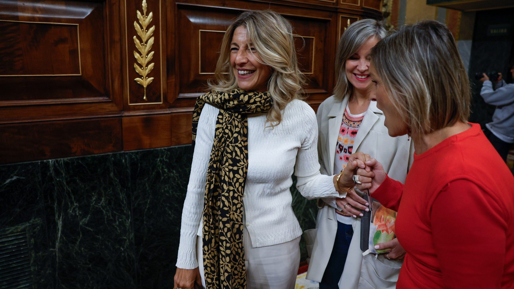 La ‘bomba Begoña’ provoca un Gobierno a la fuga en los pasillos del Congreso