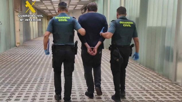 hombre baño mujeres aeropuerto palma