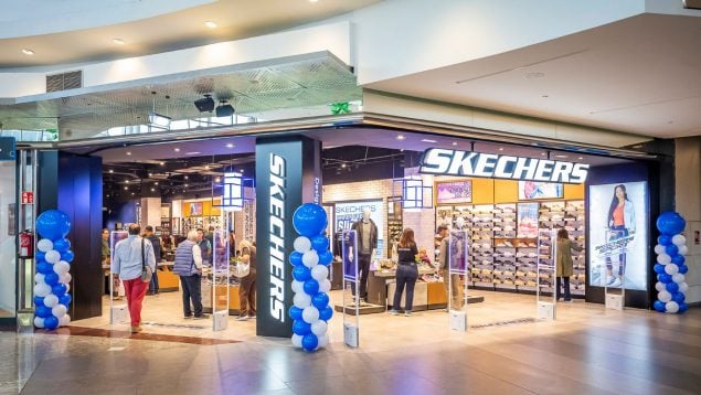 Una tienda Skechers en un centro comercial.
