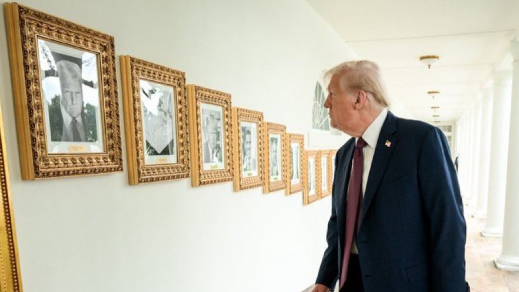 Trump frente a su retrato.