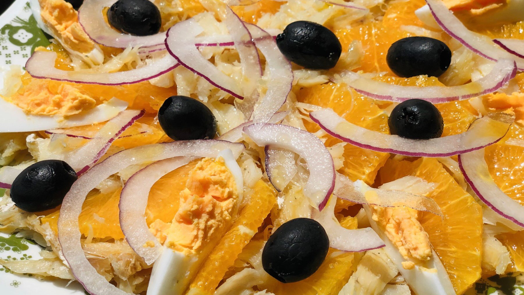Es granadina y parece una vulgar ensalada, pero si miras con atención descubrirás un ingrediente inesperado