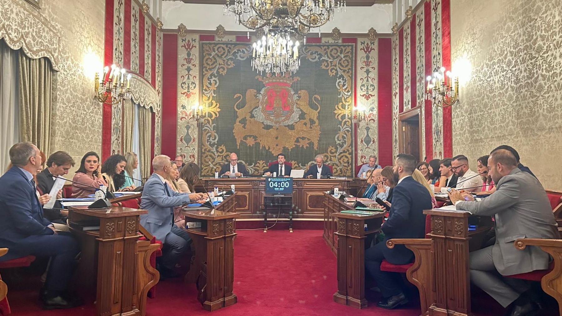 El Ayuntamiento de Alicante rebaja el IBI a 360.000 inmuebles con los votos de PP y Vox
