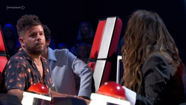 Pablo López en el plató de La Voz junto a Mika y Malú (Atresmedia).