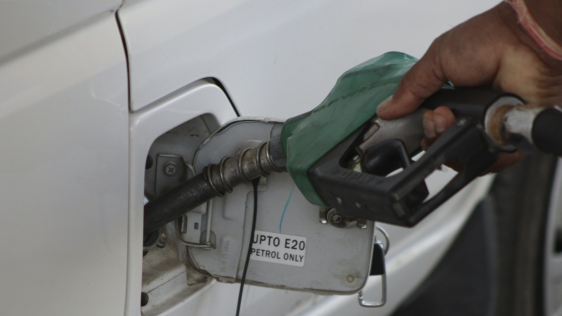 Usuario cargando combustible. Foto: Pexels.