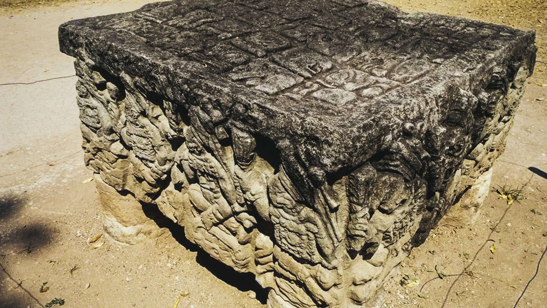 Los arqueólogos no dan crédito: descifran un misterioso mensaje oculto en 16 manos talladas en un altar maya