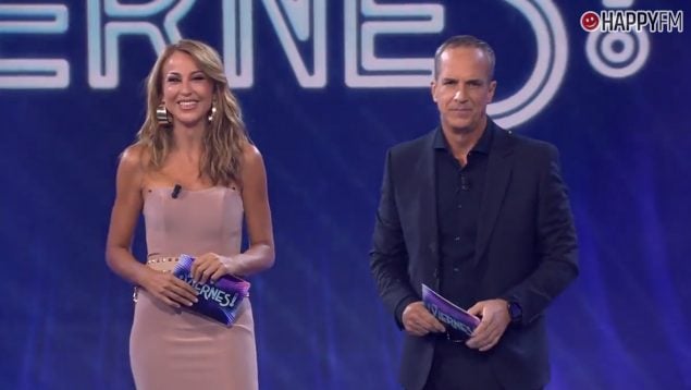 Bea Archidona y Santi Acosta, presentadores de De Viernes. (Mediaset)