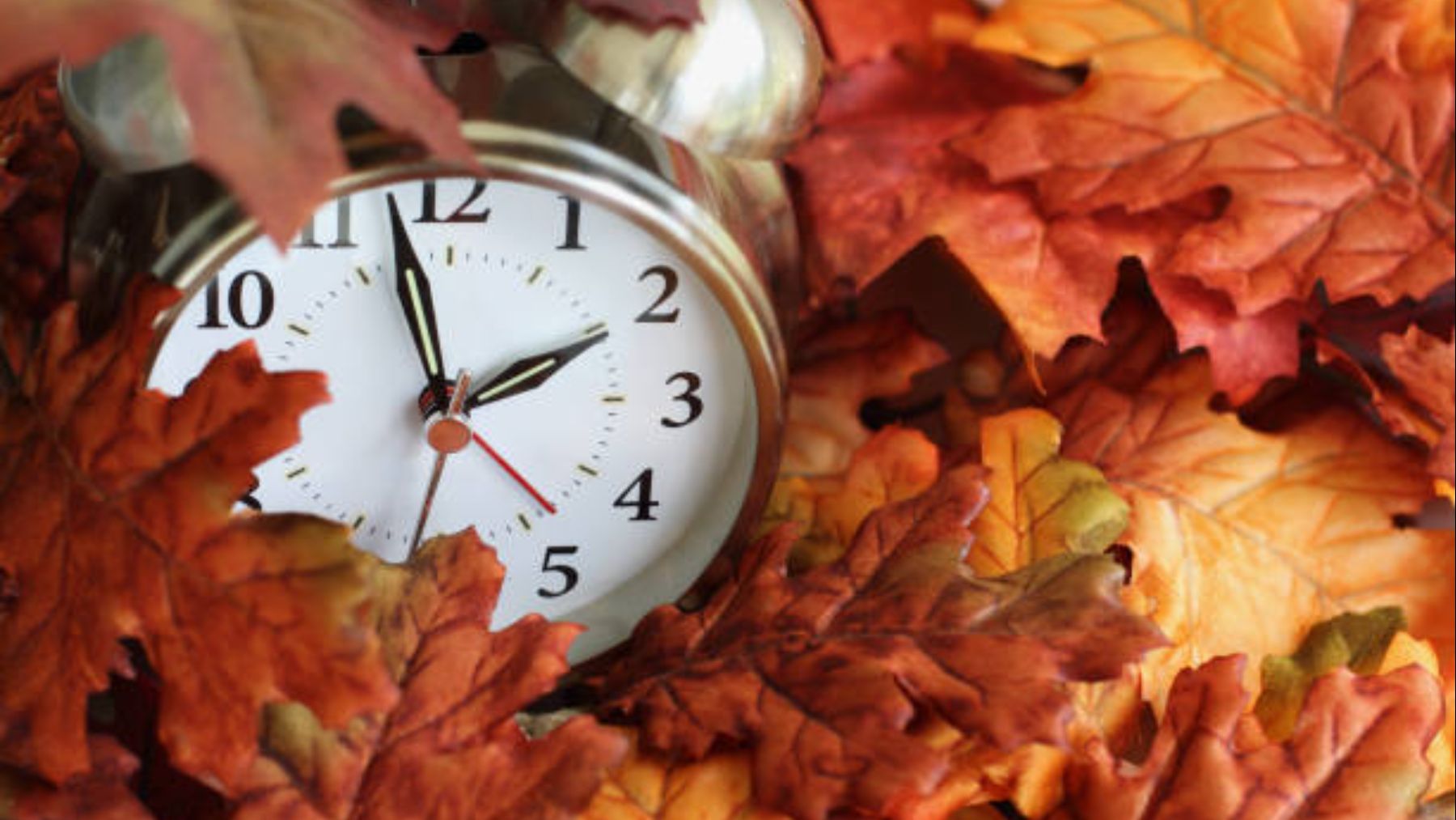 El BOE lo confirma: el cambio de hora de 2025 ya está aquí y éste día tendrás que atrasar los relojes