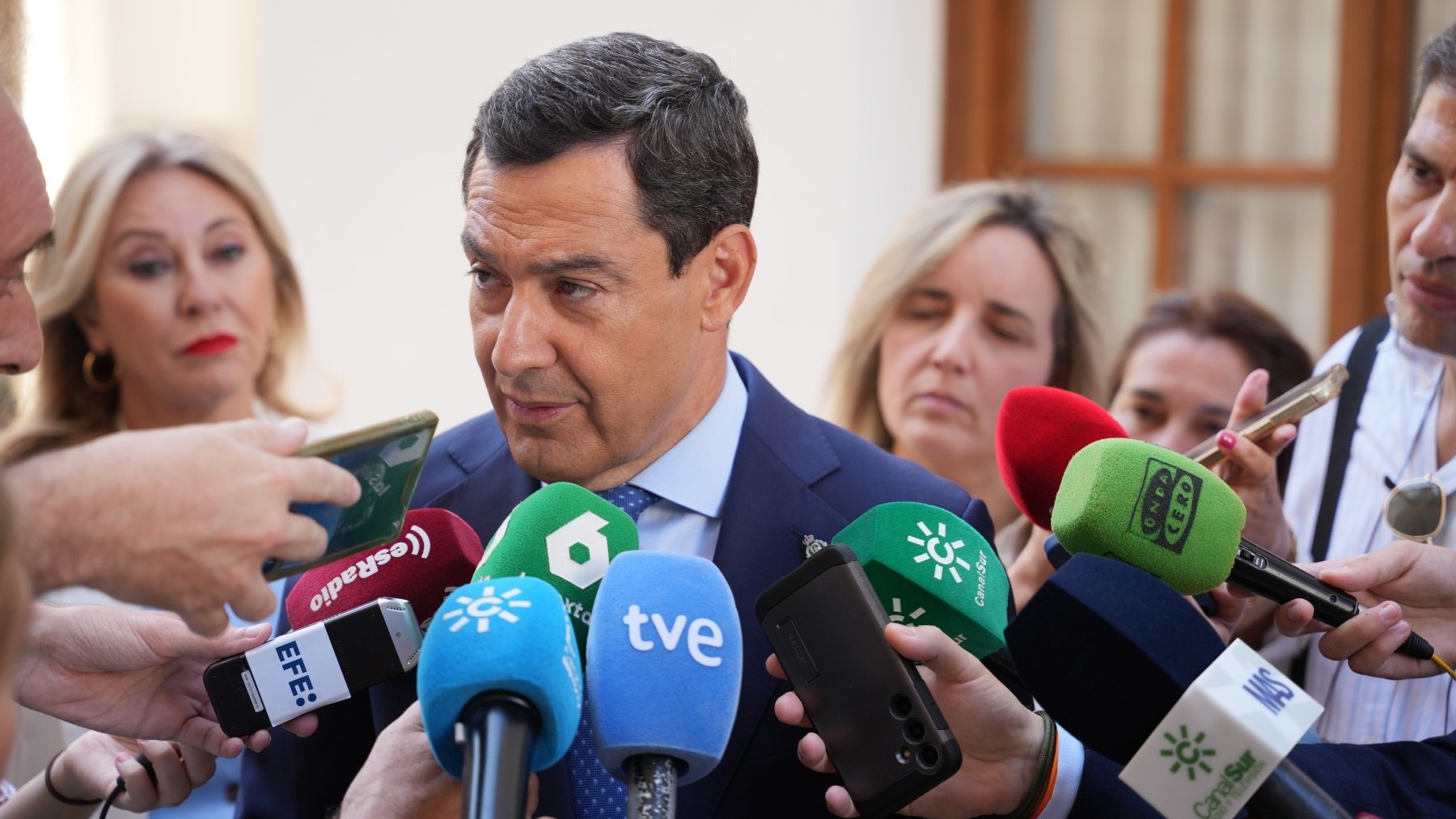 El presidente de la Junta de Andalucía, Juanma Moreno, en una atención a medios. (Europa Press)