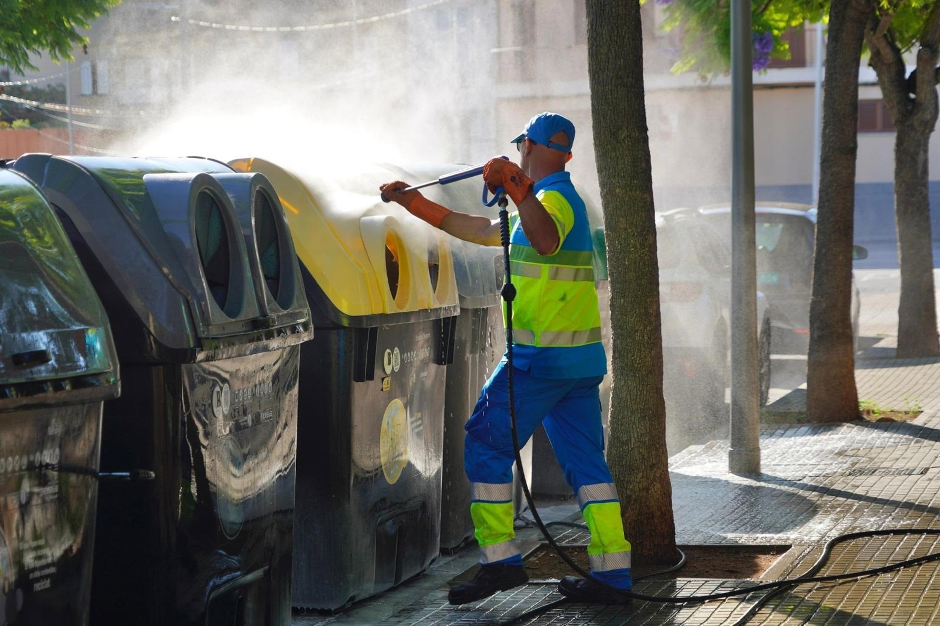 Un operario de Emaya limpia una batería de contenedores en Palma.