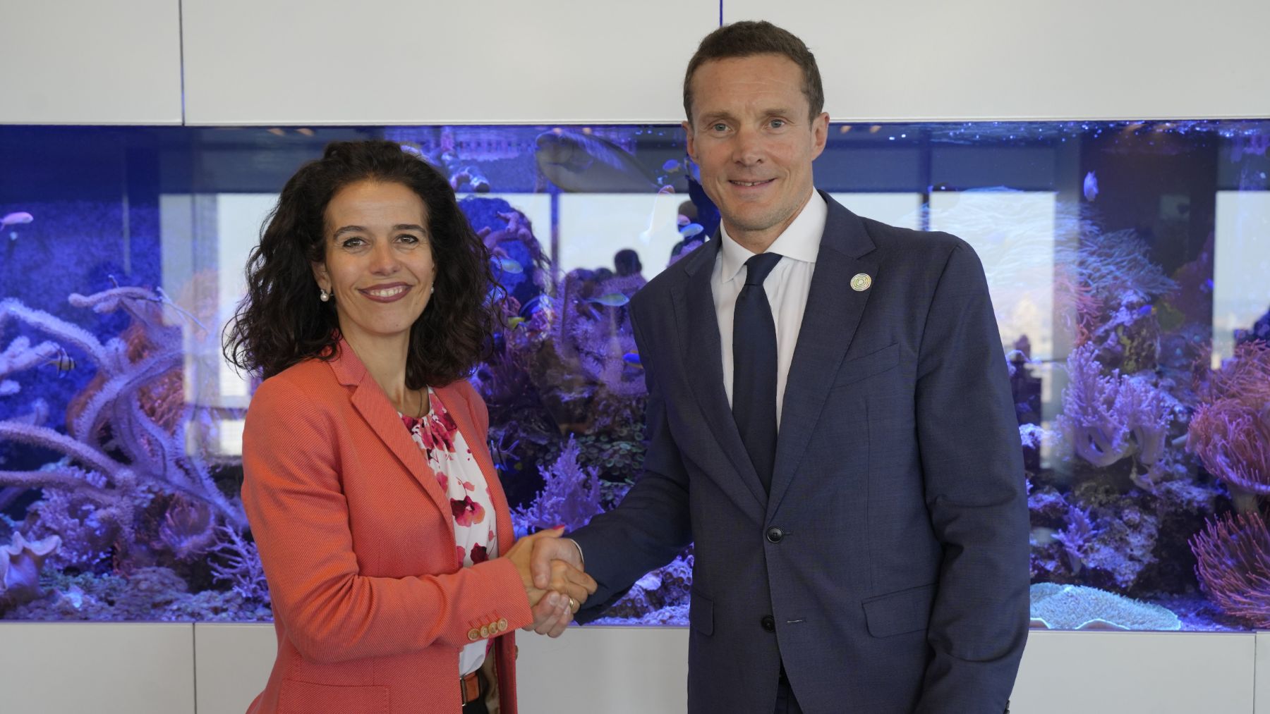 Carmen de Pablo, CFO de Moeve, y Bruce Douglas, director general de la Global Renewables Alliance, en la Semana del Clima de Nueva York.