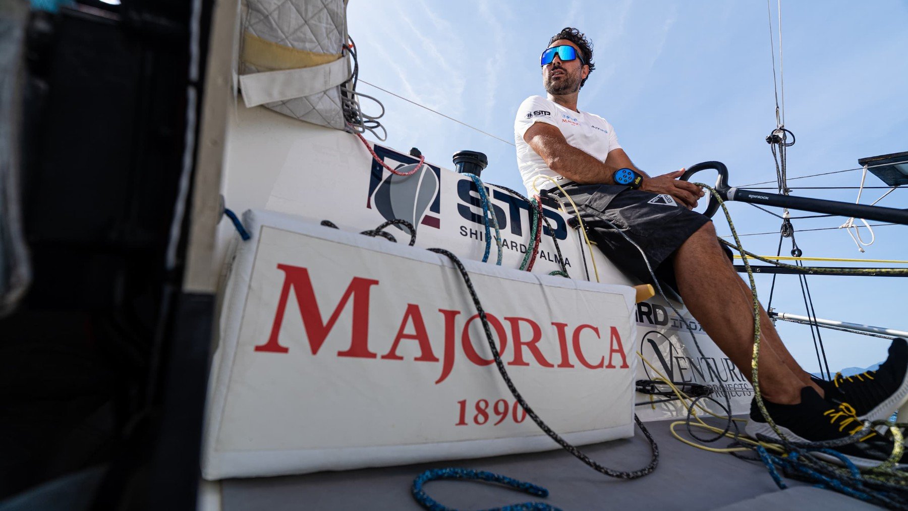 Hugo Ramón durante un entrenamiento en la Bahía de Palma a bordo del Cristalmina Majorica.
