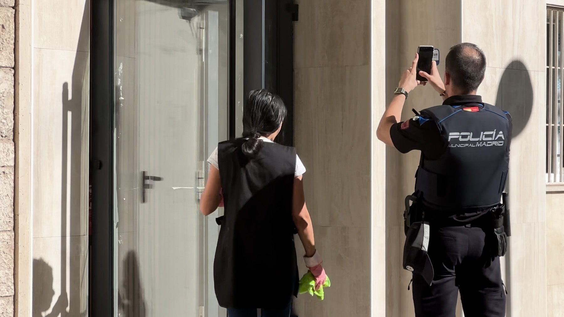 Polémica apertura del hostal para menas de Madrid: la Policía interviene tras las protestas vecinales