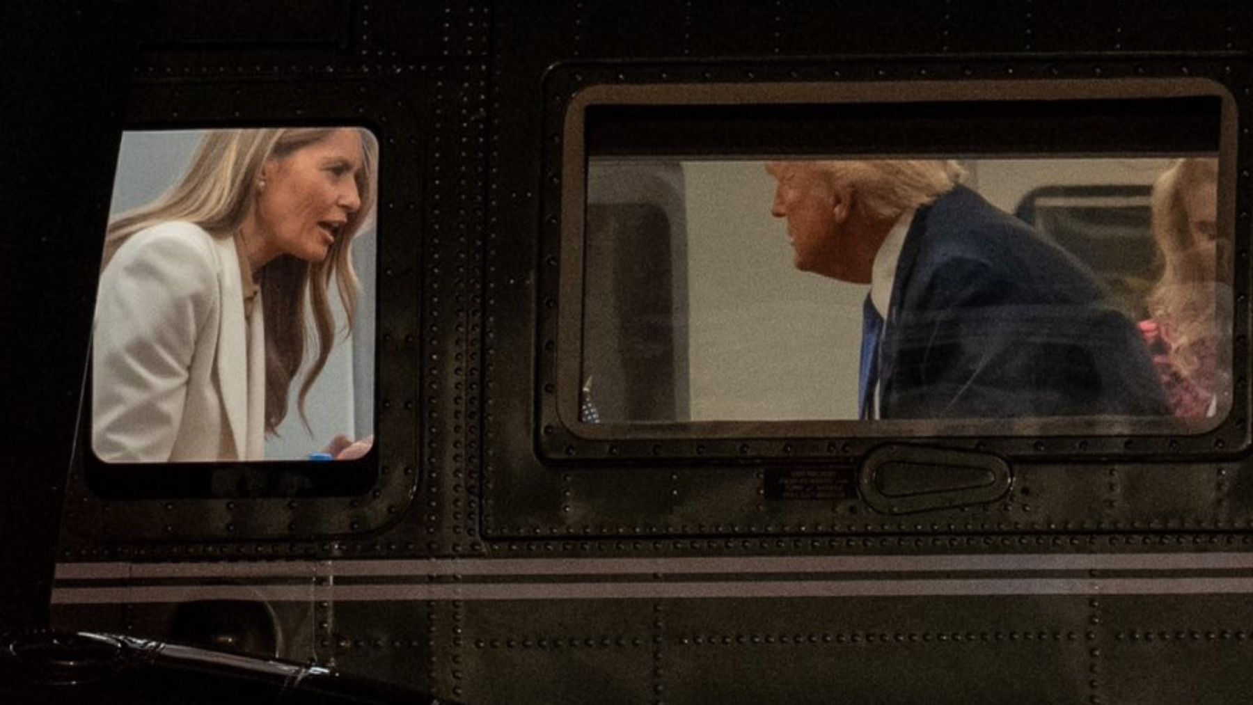 Lo que se dicen Trump y Melania en una tensa discusión en el helicóptero presidencial: «Sólo dilo…»