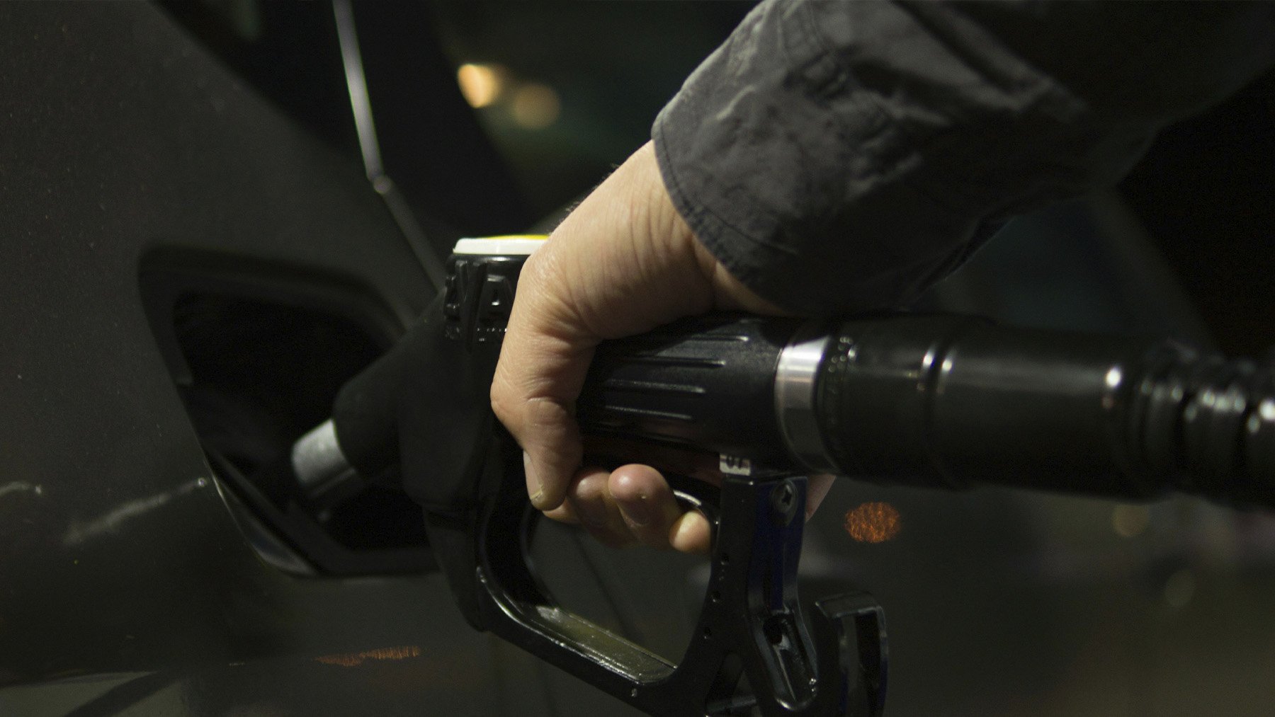 Usuario cargando gasolina. Foto: Pexels.