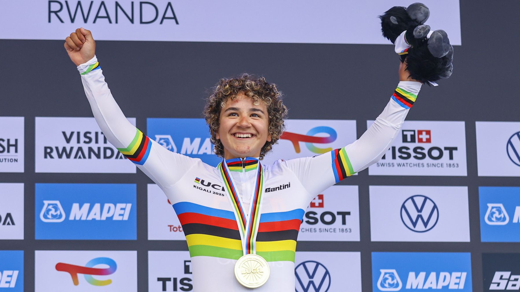 Paula Ostiz celebra su título de campeona del mundo. (EFE)