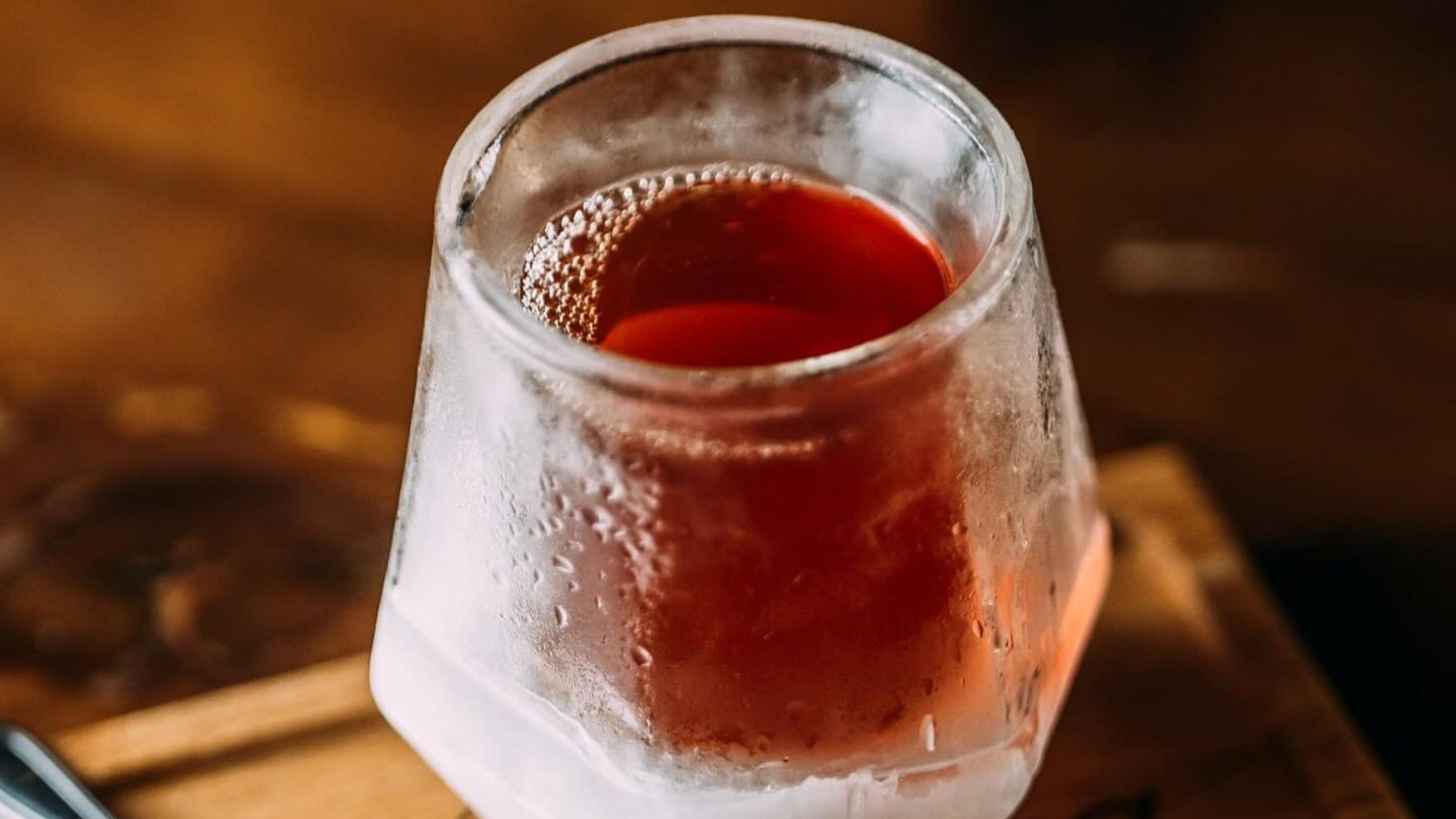 Toma nota: El bar que está en la zona pija de Madrid en el que puedes cenar y tomar uno de los mejores cócteles del mundo