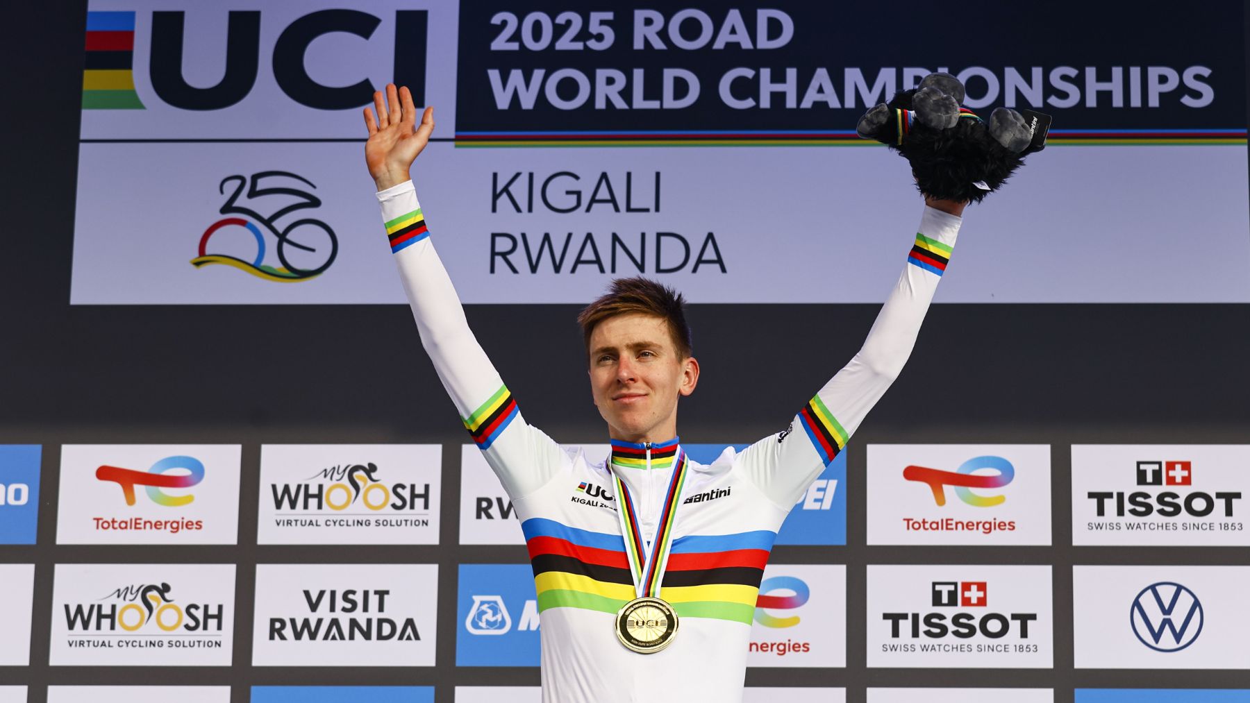 Tadej Pogacar, en el podio con el maillot de campeón del mundo. (EFE)