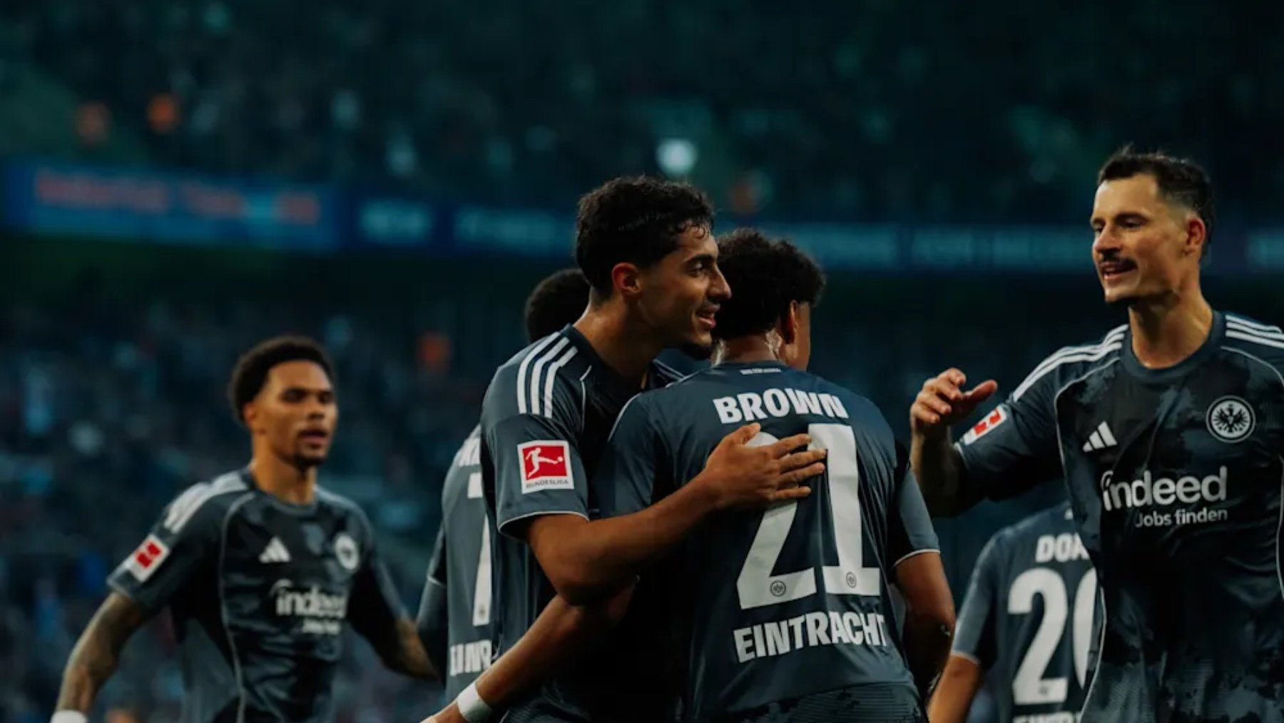 Los jugadores del Eintratch, ayer, celebrando un gol en el campo del Borussia.
