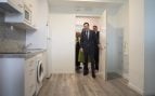 Moreno accede a una de las viviendas de la promoción. (Junta)
