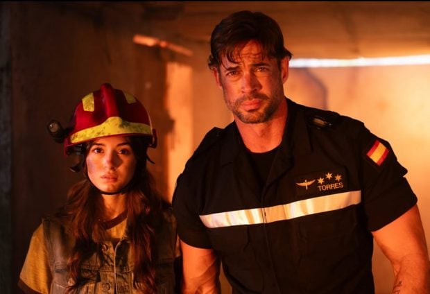 Kailey Levy y su padre, William Levy, en 'Bajo un fuego'. (Secuoya Studios)