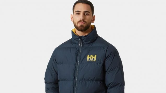 Un joven con la chaqueta Helly Hansen.