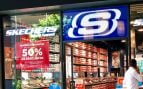 Una tienda Skechers con rebajas.