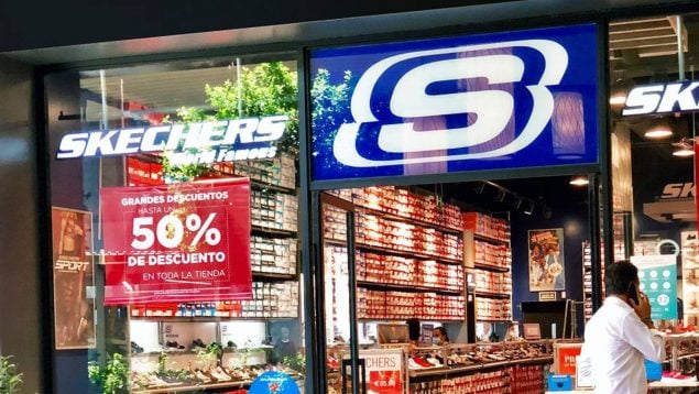 Una tienda Skechers con rebajas.