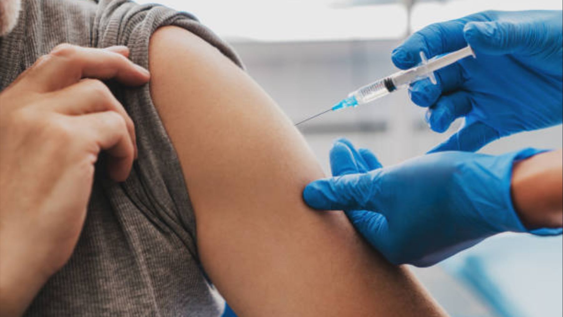 Una sanitaria inocula una vacuna de la gripe.