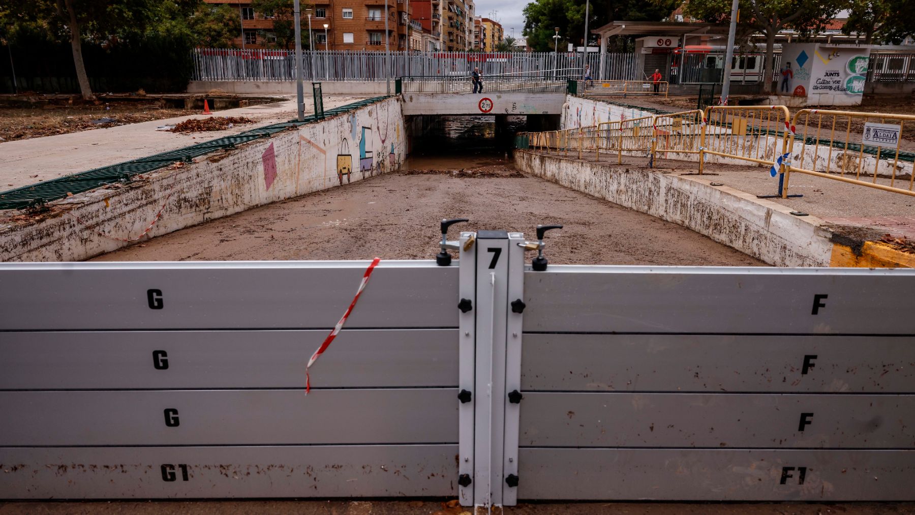 El túnel de al lado del barranco de La Saleta (Aldaia, Valencia) con lodo por las lluvias extremas que han provocado su corte. (Foto: Europa/Press).