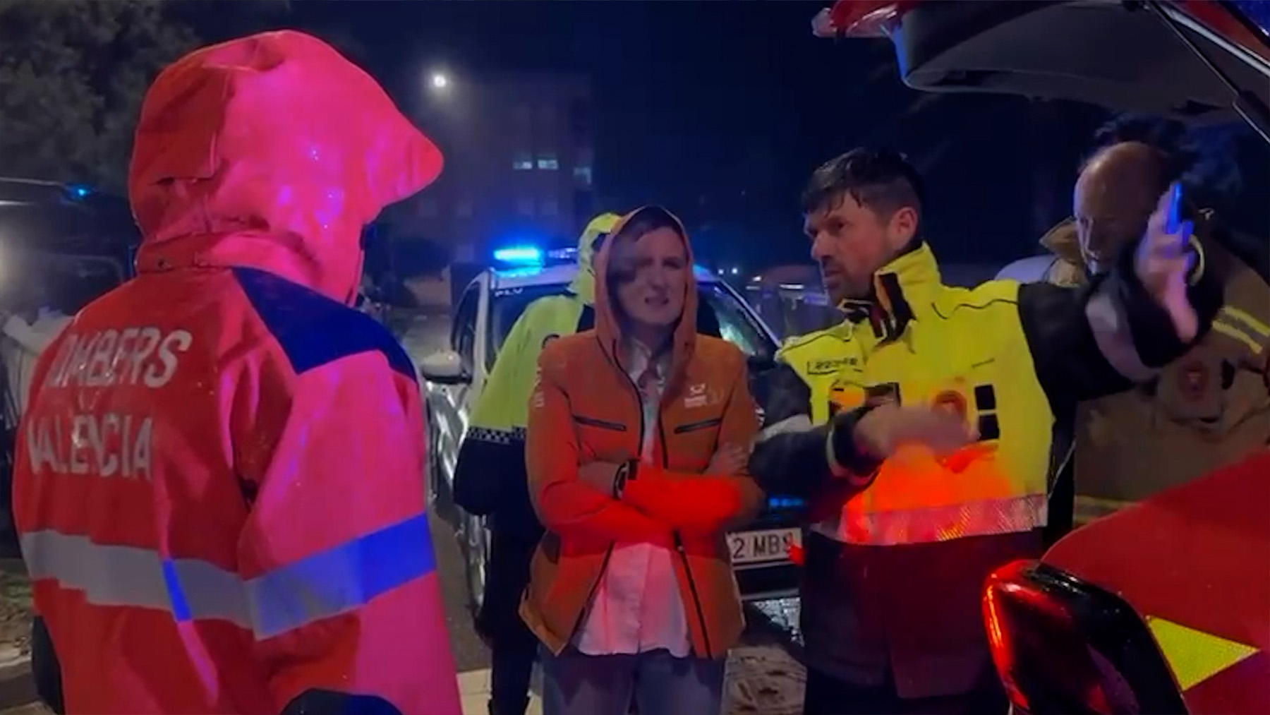 La alcaldesa de Valencia desafía al temporal y sigue el operativo con policías y bomberos en El Perellonet