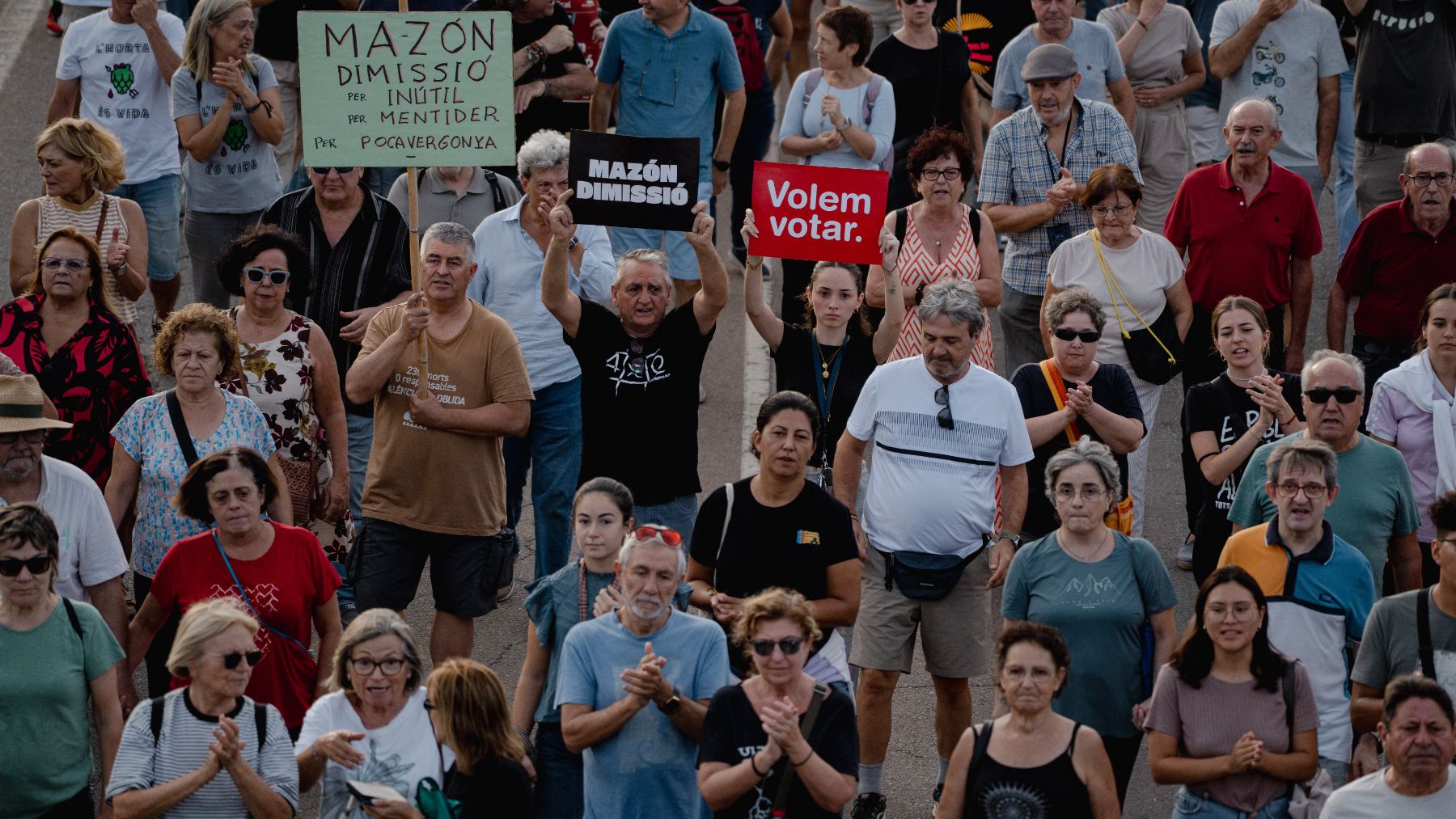 El Gobierno permitió dos manifestaciones en Valencia pese al tiempo mientras el PSOE se lanzaba a por Mazón