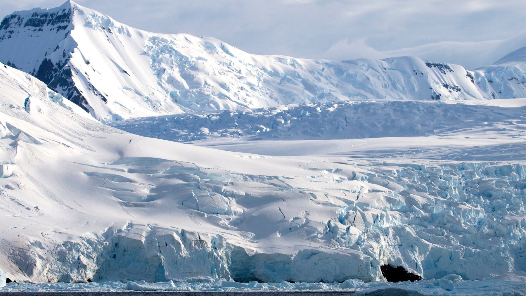 Impactante hallazgo en la Antártida: descubren 85 lagos bajo el hielo después de 10 años de investigación