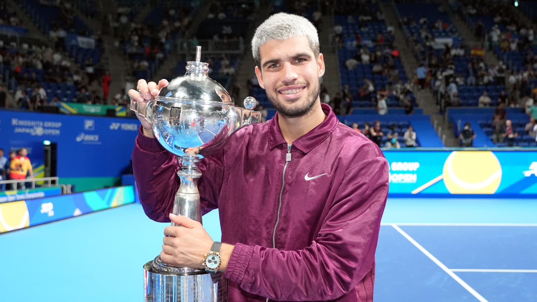 Carlos Alcaraz posa con el trofeo de campeón del ATP 500 de Tokio. (Getty)