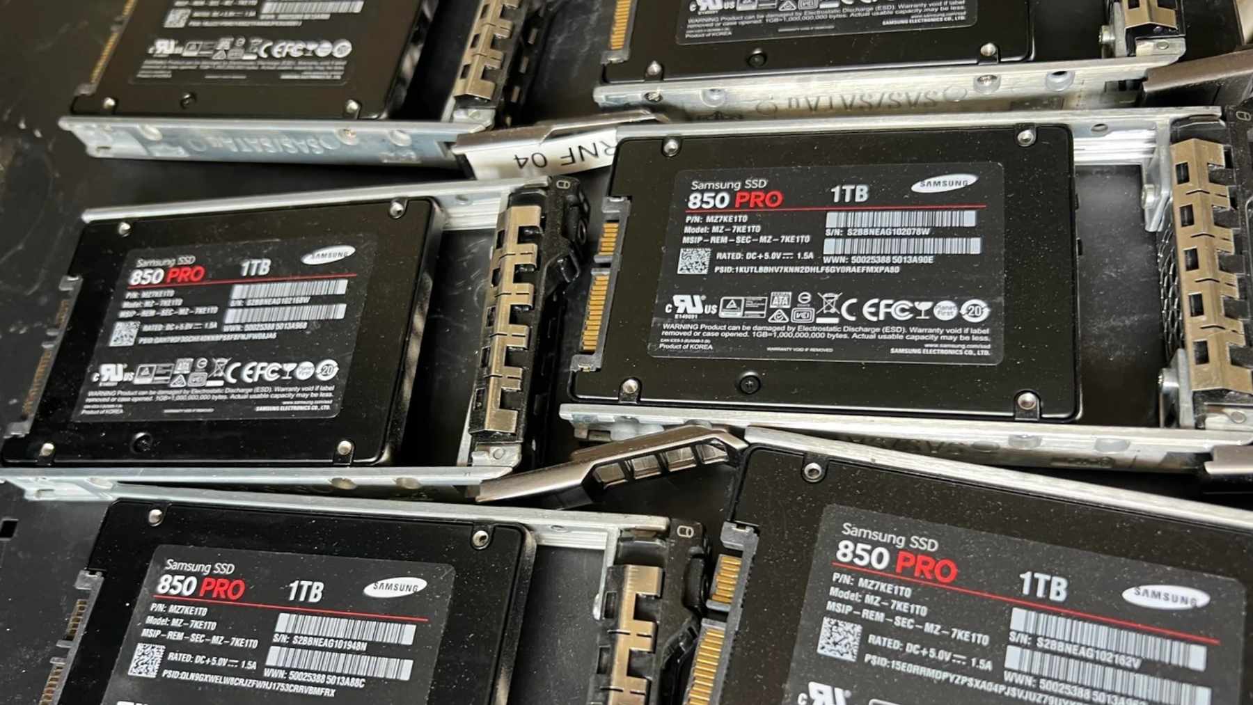Un chico se encuentra seis SSD Samsung de 1TB cada uno en un contenedor de basura: ahora tiene 6TB gratis para descargar todos sus juegos de Steam
