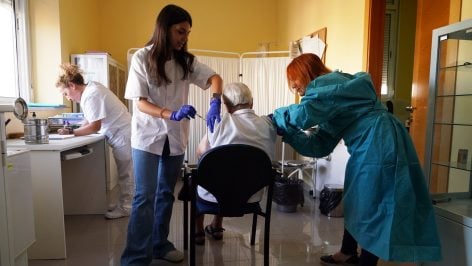 Una persona mayor recibe una vacuna contra la gripe. (Europa Press)