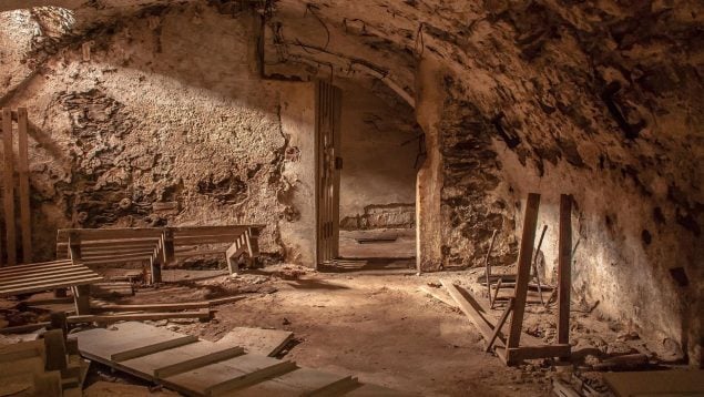 Descubrimiento arqueológico de monedas romanas, descubrimiento de antigua tienda de vinos romana, descubren tesoro romano, hallazgo arqueológico imperio romano.