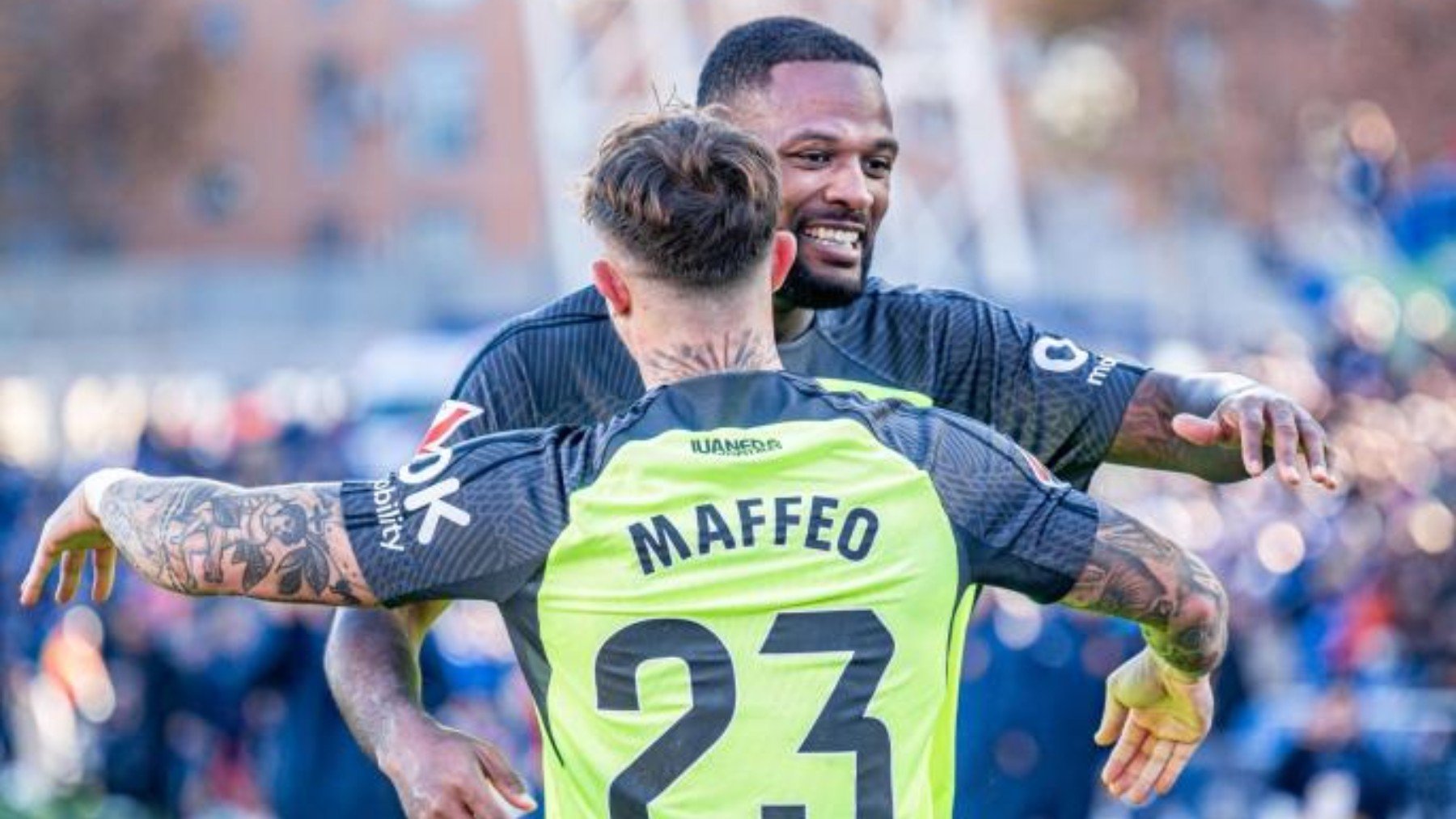 Maffeo y Larin, abrazándose.