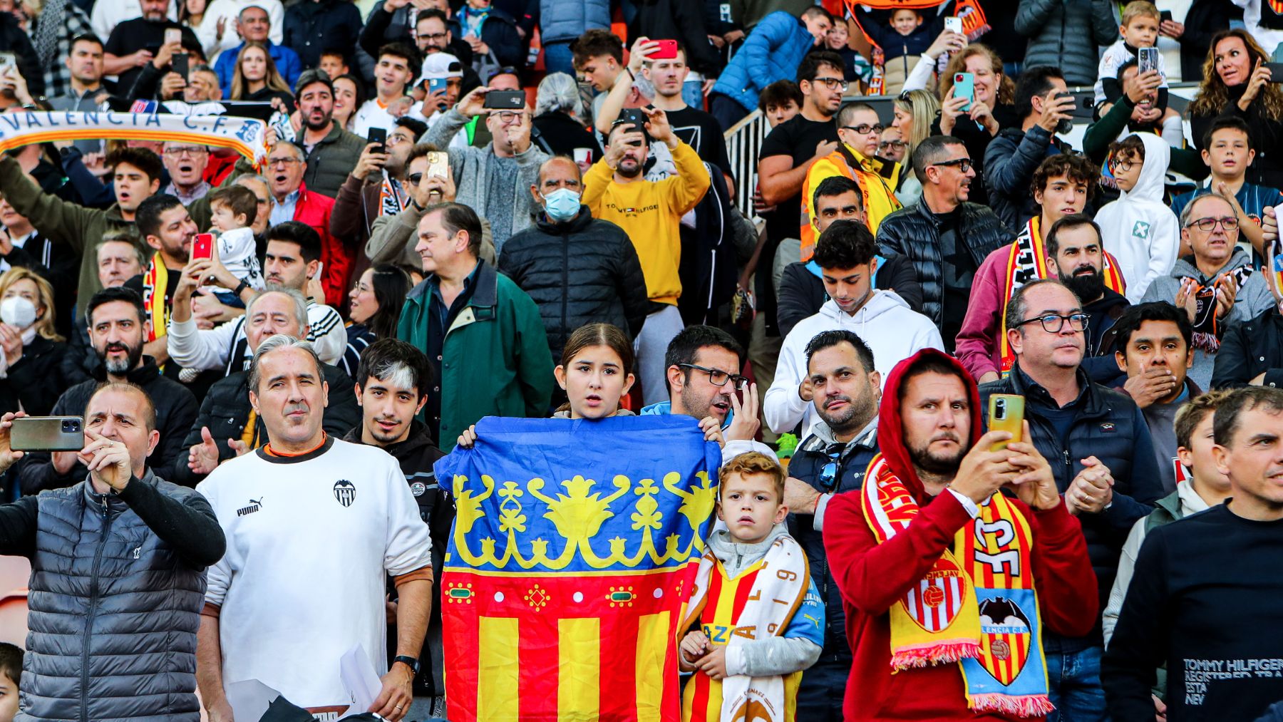 Imagen de archivo de los aficionados del Valencia en Mestalla durante un partido de Liga. (EP)