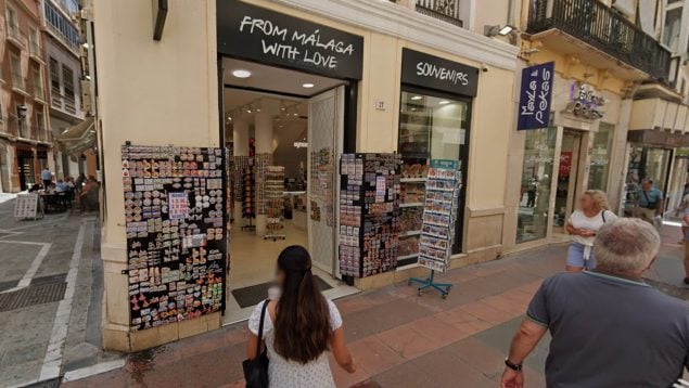 Málaga retira imanes eróticos de una tienda de souvenirs tras una denuncia por «publicidad sexista»
