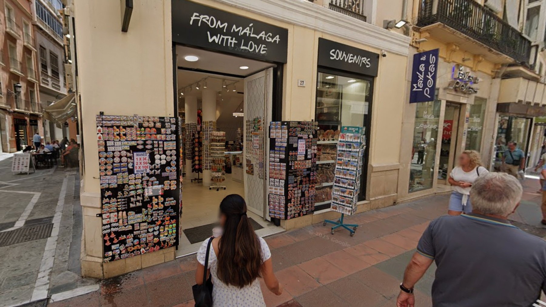Imanes expuestos en una tienda de souvenirs del centro de Málaga.