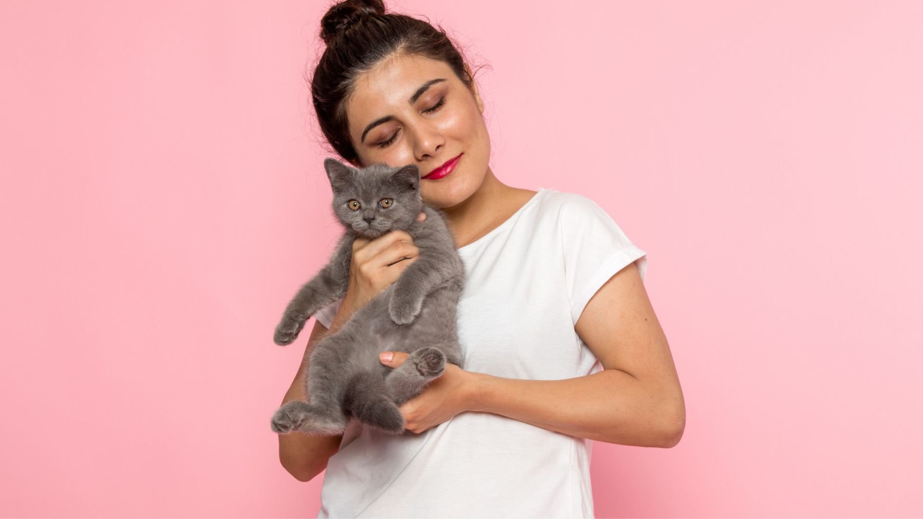 Una dueña con su gato. Foto: Freepik