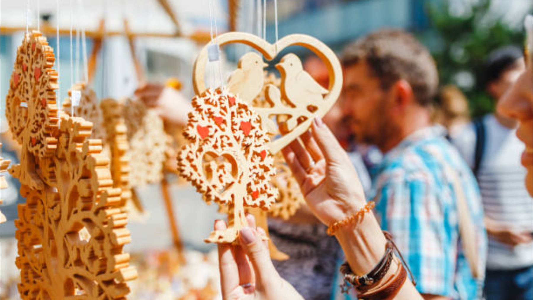 El mercadillo artesanal de los domingos que sólo puedes visitar en este pueblo blanco de Andalucía: horario, fechas y cómo llegar