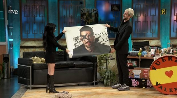 El regalo de Lali Espósito a David Broncano en La Revuelta. (RTVE)