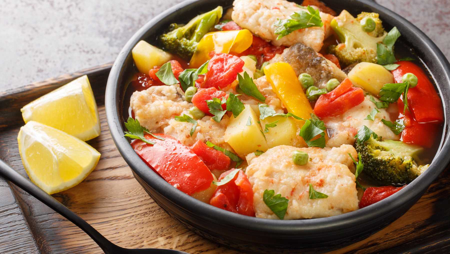 Guiso de merluza con brócoli: receta fácil y saludable