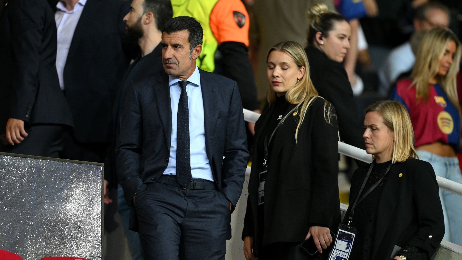 La afición del Barcelona carga por la presencia de Figo en Montjuic: «Ese portugués que hijo de puta es»