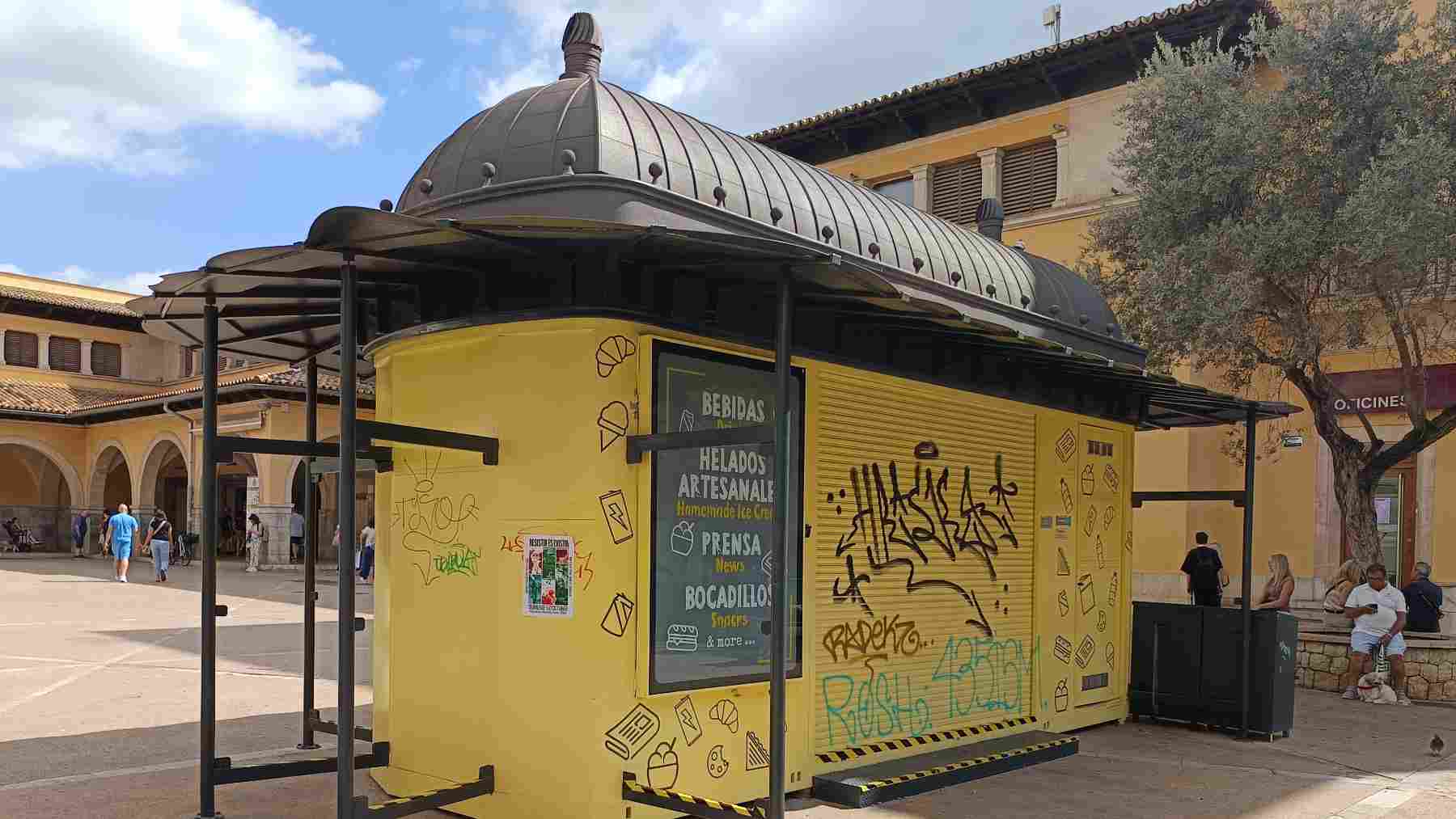 Quiosco de prensa del Mercat de l’Olivar en Palma ya cerrado.